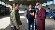 Zwielichtige Witwe: Sonderermittler Haller (Philipp Hochmair, re.) und Falk (Andreas Guenther, Mitte) informieren Verena Brunner (Julia Koch) über den Mord an ihrem Mann.