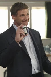 Nach seinem Arztbesuch kommt Tom (Doug Savant) gut gelaunt nach Hause und schwärmt von den Methoden des neuen Arztes. Lynette freut sich sehr darüber - bis sie erfährt, was der Arzt ihrem Ehemann verschrieben hat: Marihuana ... Nach seinem Arztbesuch kommt Tom (Doug Savant) gut gelaunt nach Hause und schwärmt von den Methoden des neuen Arztes. Lynette freut sich sehr darüber - bis sie erfährt, was der Arzt ihrem Ehemann verschrieben hat: Marihuana ...