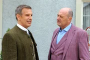 Hubert (Bernhard Ulrich, rechts) schlägt Winkler (Florian Stadler) ein klärendes Gespräch am Abend vor.