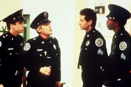 Lagebesprechung: Mahoney (Steve Guttenberg, l.), Captain Harris (G.W.Bailey, Mitte l.), Proctor G (Lance Kinsey, Mitte r.) und Jones (Michael Winslow, r.) diskutieren &uuml;ber die richtige Strategie ...