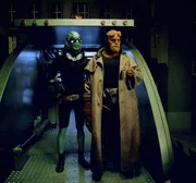 Abe Sapien (Doug Jones, l.); Hellboy (Ron Perlman, r.)