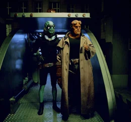 Abe Sapien (Doug Jones, l.); Hellboy (Ron Perlman, r.)