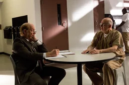 L - R: J.K. Simmons als Ray King, Jeffrey Tambor als Francis Silverberg