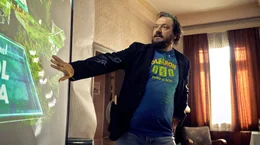 Micha (Charly H&uuml;bner) stellt sein Konzept vor