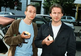 Der Schreiner Johannes (Max Herbrechter, rechts) und sein Neffe Moritz (Julius Jellinek) betrachten die Dinge aus der Distanz.&copy; Honorarfrei lediglich f&uuml;r Ank&uuml;ndigungen und Ver&ouml;ffentlichungen im Zusammenhang mit obiger BR-Sendung bei Nennung: Bild: BR/ARD Degeto. Andere Verwendungen nur nach entsprechender vorheriger schriftlicher Vereinbarung mit dem BR-Bildarchiv, Tel. 089/5900 3040, Fax 089/5900 3284, Mail Pressestelle.Foto@brnet.de