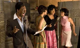 James "Thunder" Early (Eddie Murphy, l.) feierte zwar schon gro&szlig;e Hiterfolge, doch mit Hilfe der drei neuen Backgrounds&auml;ngerinnen Deena, Effie und Lorrell (v.l.n.r.: Beyonc&eacute; Knowles, Jennifer Hudson, Anika Noni Rose) will er das Publikum zum Kochen bringen und die Charts erst&uuml;rmen. Machen ihm die M&auml;dchen am Ende die Show streitig?; James "Thunder" Early (Eddie Murphy, l.) feierte zwar schon gro&szlig;e Hiterfolge, doch mit Hilfe der drei neuen Backgrounds&auml;ngerinnen Deena, Effie und Lorrell (v.l.n.r.: Beyonc&eacute; Knowles, Jennifer Hudson, Anika Noni Rose) will er das Publikum zum Kochen bringen und die Charts erst&uuml;rmen. Machen ihm die M&auml;dchen am Ende die Show streitig?