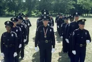Lt. Harris versucht, die Neuank&ouml;mmlinge wie Carey Mahoney (Steve Guttenberg, Mitte vorne) f&uuml;r den Polizeidienst einsatzbereit zu machen. Dies erfordert ungeheuer gute Nerven ...