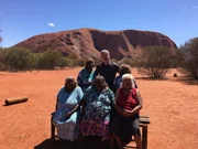 Sir Christopher Clark vor dem heiligen Berg Uluru - mit Frauen des Stammes der Anangu.