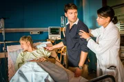 Ole (Anton Rubtsov, l.) will Tim (Constantin Lücke, M.) nicht sehen. Dr. Jonas (Gerit Kling, r.) sorgt dafür, dass Tim das Patientenzimmer verlässt.