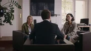 Vor ihrem Tod wurde Ania oft von einem Mann aufgesucht. Wie sich herausstellt, war es Stefan Goretzki (Michael Baral, M.), Kandidat für die Wahl des Potsdamer Oberbürgermeisters. Als Tamara Meurer (Anja Pahl, l.) und Pauline Hobrecht (Agnes Decker, r.) ihn zu Ania befragen, will er zunächst nicht zugeben von ihr beraten worden zu sein.