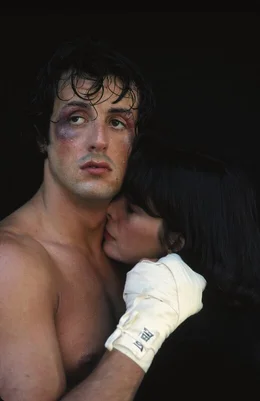 Der begeisterte Amateurboxer Rocky Balboa (Sylvester Stallone) wohnt in den Italo-Slums von Philadelphia. Als der Herausforderer des Schwergewichtweltmeisters Apollo Creed ausf&auml;llt, erh&auml;lt Rocky die einmalige Chance, einzuspringen ...