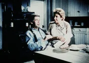 John (Ralph Waite, l.) und Olivia Walton (Michael Learned, r.) beratschlagen, was mit den Zirkusleuten geschehen soll, die sich in ihrer Scheune eingenistet haben.