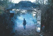 Jeff Matthews (Edward Furlong) m&ouml;chte sich an Halloween mit seinen Freunden auf einem Tierfriedhof treffen, um sich dort gruslige Geschichten zu erz&auml;hlen.