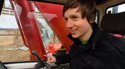 Johannes gräbt ein Loch in die Erde, er ist zu Besuch auf einer Baustelle und darf einen echten Bagger steuern. Johannes gräbt ein Loch in die Erde, er ist zu Besuch auf einer Baustelle und darf einen echten Bagger steuern.