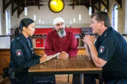 Alexa (Minh-Khai Phan-Thi, l.) und Hans (Bruno F. Apitz, r.) erfahren von Imam Adil (Yilmaz Atmaca, M.), dass auch er die Befürchtung hat, dass Mustafa im Gefängnis an die falschen Leute geraten ist. Alexa (Minh-Khai Phan-Thi, l.) und Hans (Bruno F. Apitz, r.) erfahren von Imam Adil (Yilmaz Atmaca, M.), dass auch er die Befürchtung hat, dass Mustafa im Gefängnis an die falschen Leute geraten ist.