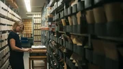 In den Archiven des Roten Kreuzes in M&uuml;nchen lagern Millionen Dokumente zur Vermisstensuche in der Nachkriegszeit. Die Historikerin, Dr. Nadine Recktenwald, erforscht die Geschichte der Suchdienste.