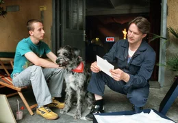 Der Schreiner Johannes (Max Herbrechter, rechts) will von seinem Neffen Moritz (Julius Jellinek) keine Ratschl&auml;ge annehmen.
