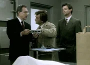 Lt. Columbo (Peter Falk, Mi.) zeigt Sherwin (Mark Arnott, li.) seine neuesten Erkenntnisse zu dem Todesfall des Schauspielers Evans. Damit verdächtigt er Sherwins Schwiegersohn Wesley Corman (James Read, re.).
