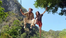 Die Amazone Eva (Julia Hartmann) und der Schmuggler Nik (Stephan Luca) in einem Dschungel-Abenteuer.