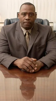 Alles im Georgia State Diagnostic and Classification Prison untersteht seiner Leitung: Gef&auml;ngnisdirektor Hilton Hall ...