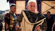 Pontius Pilatus (Vincent Regan, l.) und Tiberius (Kenneth Cranham)