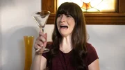 Die Frau schaut ängstlich auf das Glas. Die Frau schaut ängstlich auf das Glas.
