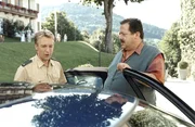 Wachtmeister Mohr (Max Müller, li.) tut sein Bestes, um Hauptkommissar Hofer (Joseph Hannesschläger) bei der Klärung des ominösen Mordfalls in der Wellness-Farm zu helfen.