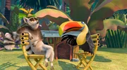 Kiki (r.) interviewt King Julien (l.) zum Zustand des Wasserlochs; er gibt sich wie gewohnt gelassen.