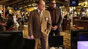 Captain Jim Brass (Paul Guilfoyle, li.) und Dr. Raymond Langston (Laurence Fishburne) durchforsten f&uuml;r ihre Mordermittlungen ein Casino.