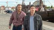 Lars Pöhlmann (Dominic Boeer, l.) befragt Fabian Schimanski (Alexander Becht, r.). Der ist schwer getroffen vom Tod seiner Freundin Merle Stegemann (Magdalena Höfner, nicht im Bild). Aber warum ist Merle am Tatabend nicht nach Hause gekommen? Ist die Beziehung am Ende doch nicht so harmonisch gewesen, wie Fabian vorgibt?
