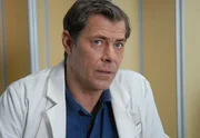 ARD TIERÄRZTIN DR. MERTENS IV. Staffel mit 13 neuen Folgen, Folge 49, "Falscher Verdacht", Kinderarzt Dr. Christoph Lentz (Sven Martinek) hält die Reaktion von Lutz Gerrat für vollkommen überzogen.