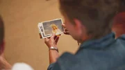 Sam, Caroles Tochter, schaut sich alte Fotos an.