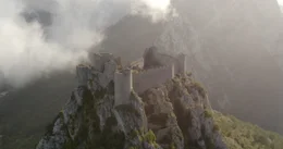 H&ouml;henburgen, auf Berggipfeln oder Felsvorspr&uuml;ngen erbaut, waren durch ihre Lage gut gegen Angreifer zu verteidigen. Oft hatten sie aber auch eine repr&auml;sentative Funktion.