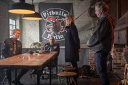 Judith (Nadja Uhl, 2.v.l.) und Jochen (Dirk Borchardt, r.) bieten Kretschmer (Pit Bukowski, l.) und Boskov (Branko Tomovic, M.) einen Deal an. Werden sie annehmen?