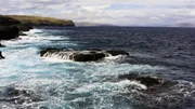 Eine schroffe Steilküste, geformt aus Basalt und Vulkangestein, so ragen die Färöerinseln aus dem Meer und trotzen dem stürmischen Nordatlantik. Grasbewachsene Berghänge, Wasserfälle und kleine Bäche prägen die Landschaft. Eine schroffe Steilküste, geformt aus Basalt und Vulkangestein, so ragen die Färöerinseln aus dem Meer und trotzen dem stürmischen Nordatlantik. Grasbewachsene Berghänge, Wasserfälle und kleine Bäche prägen die Landschaft.
