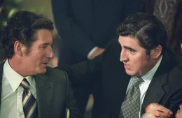 Als Clifford Irving (Richard Gere, l.) seinen Schriftstellerkollegen Dick Suskind (Alfred Molina, r.) in seine Pl&auml;ne einweiht, wei&szlig; der anfangs nicht, was er davon halten soll ...