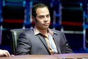 Amadeo Valadez (Jose Pablo Cantillo) ist der Hauptverdächtige bei der Entführung eines Pokersspielers. Er hat nämlich ein Motiv, den unliebsamen Rivalen aus dem Verkehr zu ziehen.