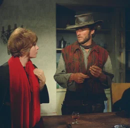 Hogan (Clint Eastwood, l.) und Sara (Shirley MacLaine, r.) lernen sich auf ihrer Reise durch die W&uuml;ste kennen. Beide wollen f&uuml;r die Unabh&auml;ngigkeit der Mexikaner k&auml;mpfen und machen sich gemeinsam auf den beschwerlichen Weg ...