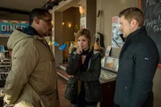 Dominik Morgenstern (Joscha Kiefer, r.) und Franz Ainfachnur (Christofer v. Beau, l.) befragen Nadja Belke (Susan Sideropoulos, M.) im Diner. Dominik Morgenstern (Joscha Kiefer, r.) und Franz Ainfachnur (Christofer v. Beau, l.) befragen Nadja Belke (Susan Sideropoulos, M.) im Diner.