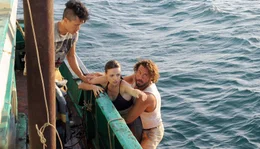 Eva &uuml;ber Bord: Der Schmuggler Nik (Stephan Luca) und sein stummer Partner Rio (Charlie Ruedpokanon, li.) fischen die tollpatschige Journalistin aus dem Wasser.