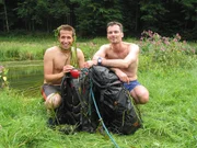 Von links: Willi und der Outdoorexperte Markus. Heute ist Willi in der Wildnis unterwegs und muss dabei einen Fluss durchqueren.