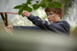 Mikkel zielt mit seiner Zwille (Gregory Richters)