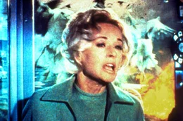 Mit der Ankunft Melanies (Tippi Hedren) in dem beschaulichen K&uuml;stenort "Bodega Bay" beginnt eine Reihe mysteri&ouml;ser Ereignisse - sie wird von V&ouml;geln attackiert und fl&uuml;chtet sich in eine Telefonzelle ,,,
