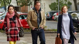 Roman (Benno F&uuml;rmann) ist zerrissen zwischen seiner Freundin Ariane (Katharina Sch&uuml;ttler) und seiner Tochter Ella (Tijan Marei, li.), die er beide abg&ouml;ttisch liebt.