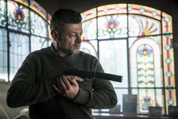 Clements (Andy Serkis) macht kurzen Prozess mit seinen Mitwissern.