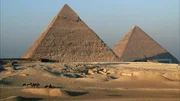 Die Pyramiden von Gizeh sind das einzige der sieben Weltwunder, das sich bis heute erhalten hat. Sie stehen in der ägyptischen Wüste. Die Pyramiden von Gizeh sind das einzige der sieben Weltwunder, das sich bis heute erhalten hat. Sie stehen in der ägyptischen Wüste.