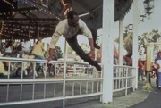 Es dauert nicht lange bis Foley (Eddie Murphy) in einem Vergn&uuml;gungspark einer Falschgeldbande auf die Spur kommt ..._Titel: Beverly Hills Cop III