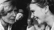 Margot (Elke Twiesselmann, links) läßt sich von Gunda (Sabine Kaack) bei einer Zeitungsanzeige beraten. Margot (Elke Twiesselmann, links) läßt sich von Gunda (Sabine Kaack) bei einer Zeitungsanzeige beraten.