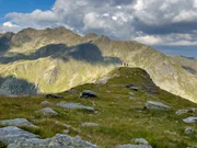 Mario und Marion Hanschitz mit Robert Danner am Weg runter vom Scharnick während ServusTVs „Bergwelten, Kreuzeckgruppe, Irschen, Kärnten, Österreich am 4 September 2024