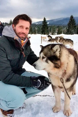 ARD-Korrespondent Till R&uuml;ger mit einem Malamute-Schlittenhund.